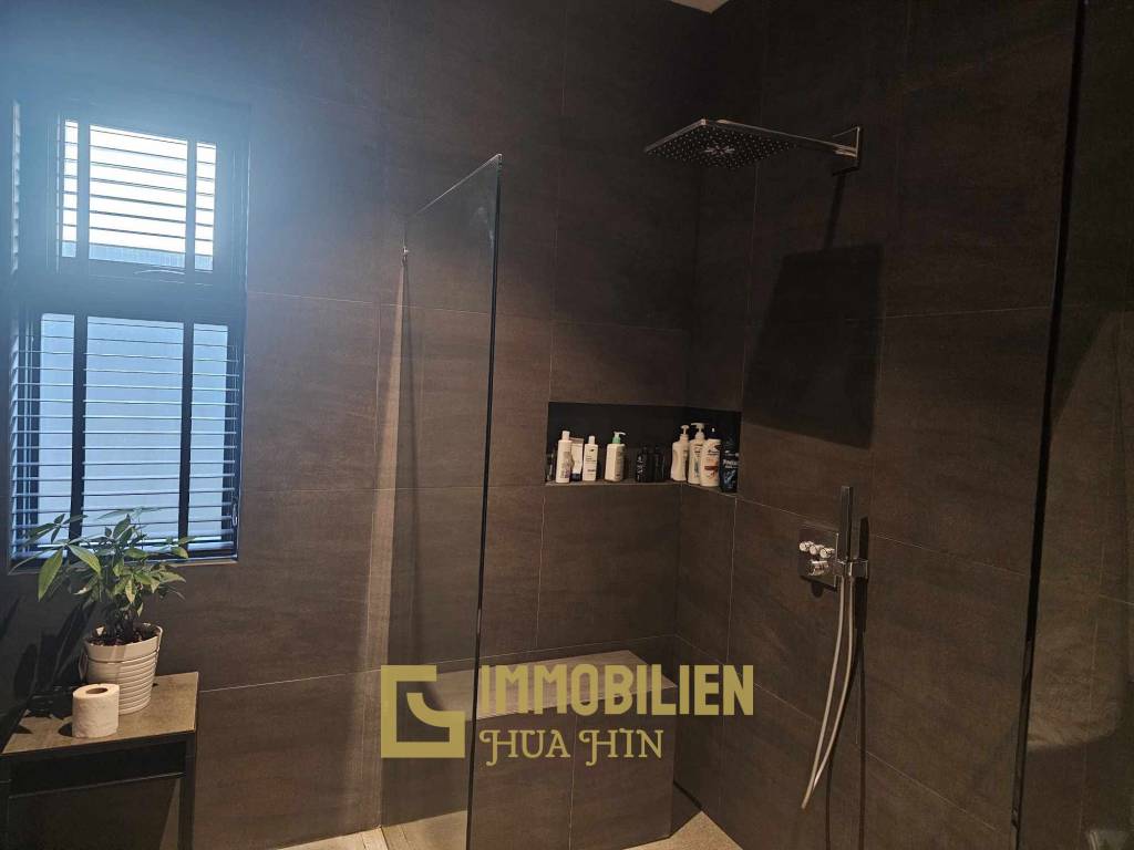 678 qm Grundstück / 324 qm Wohnfläche / 12 Meter Pool