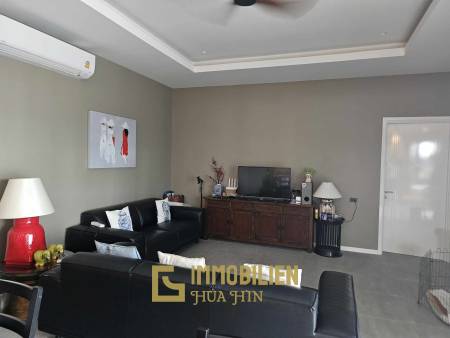 678 qm Grundstück / 324 qm Wohnfläche / 12 Meter Pool