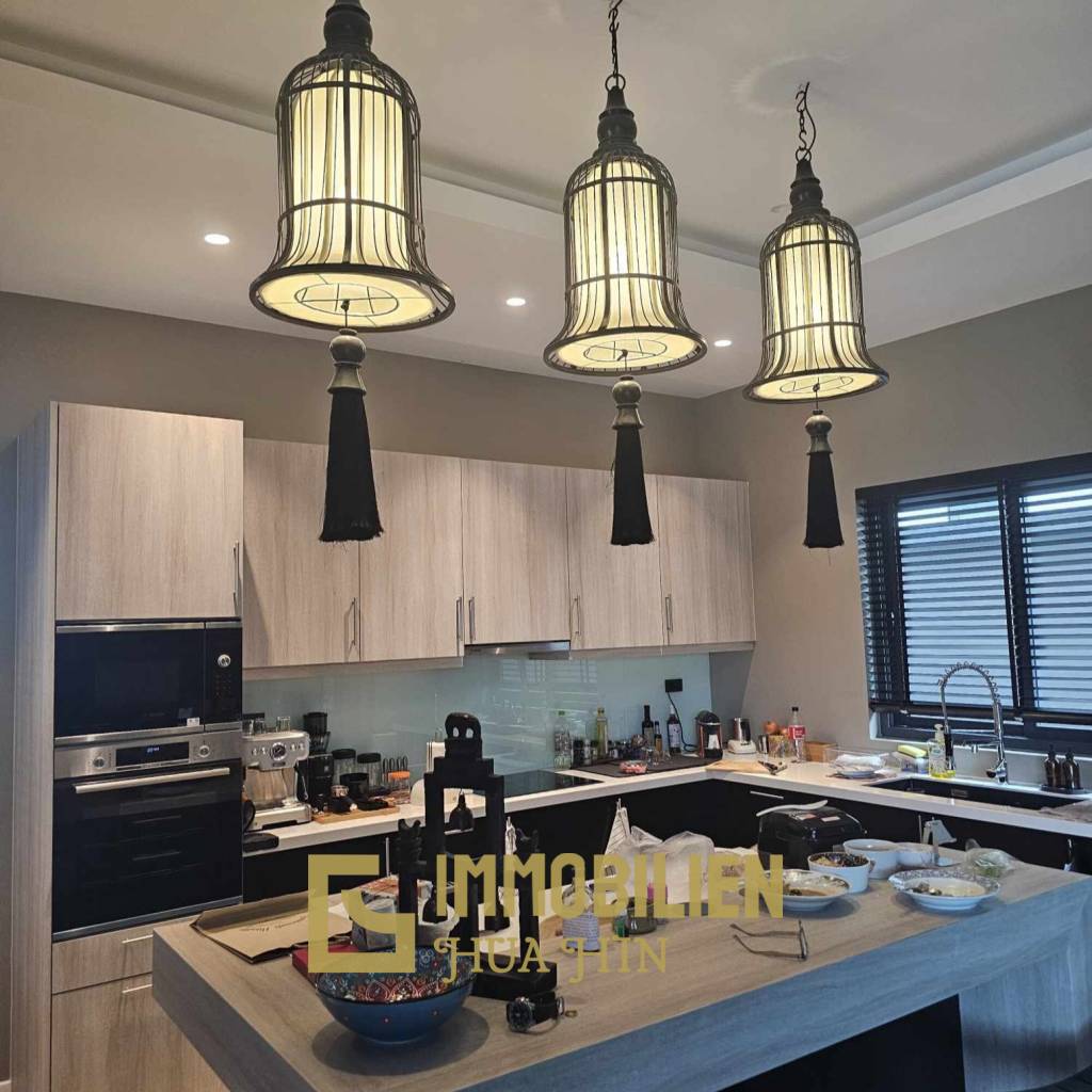 678 qm Grundstück / 324 qm Wohnfläche / 12 Meter Pool