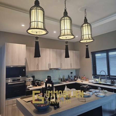 678 qm Grundstück / 324 qm Wohnfläche / 12 Meter Pool