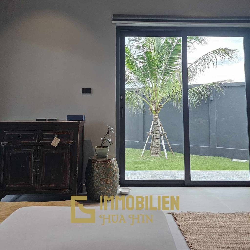 678 qm Grundstück / 324 qm Wohnfläche / 12 Meter Pool