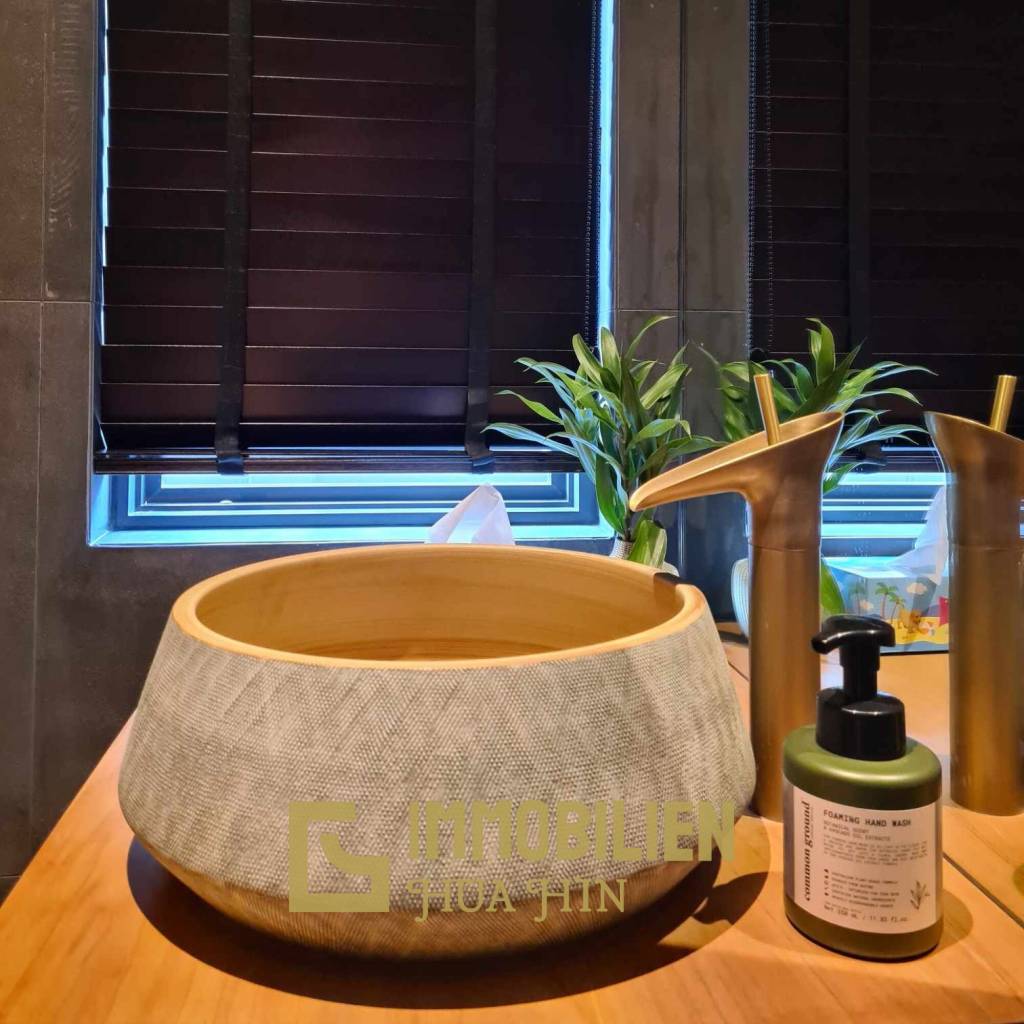 678 qm Grundstück / 324 qm Wohnfläche / 12 Meter Pool