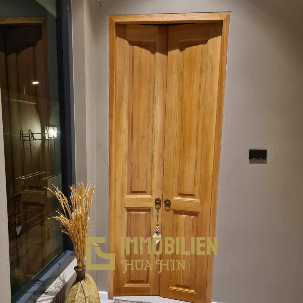 678 qm Grundstück / 324 qm Wohnfläche / 12 Meter Pool