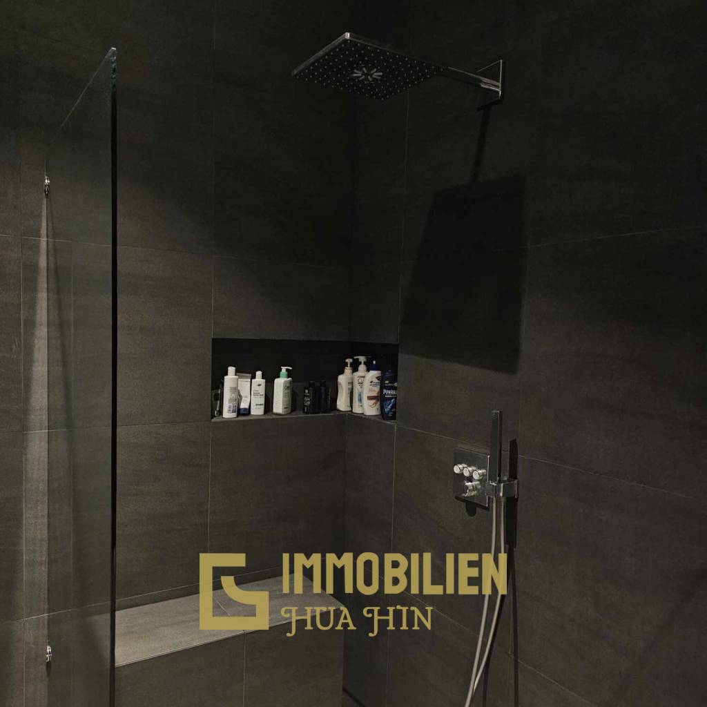 678 qm Grundstück / 324 qm Wohnfläche / 12 Meter Pool