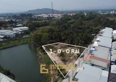 Участок площадью 1 раи на берегу моря в районе Сой Хуа Хин 88 Тхап Тай.