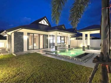 Spacious 3-Bedroom Pool Villa with Private Garden for Sale in Pa Klok