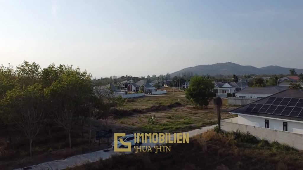 Земельный участок площадью 3200 кв. м / прямоугольной формы / с подъездом с улицы.