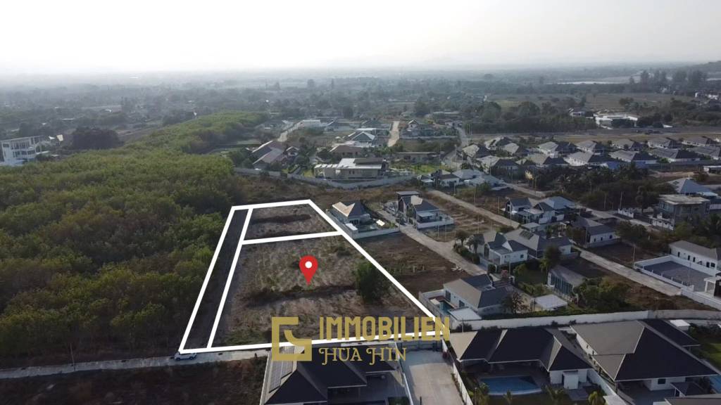 Земельный участок площадью 3200 кв. м / прямоугольной формы / с подъездом с улицы.