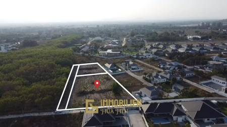 Земельный участок площадью 3200 кв. м / прямоугольной формы / с подъездом с улицы.