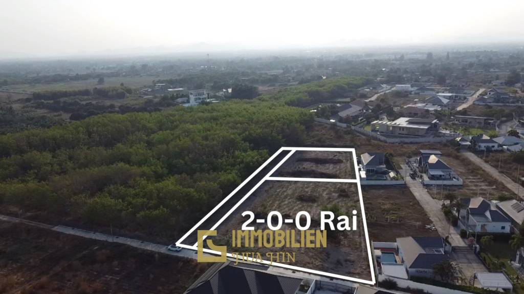 Земельный участок площадью 3200 кв. м / прямоугольной формы / с подъездом с улицы.