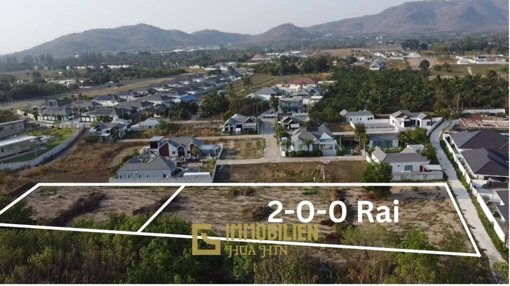 Земельный участок площадью 3200 кв. м / прямоугольной формы / с подъездом с улицы.