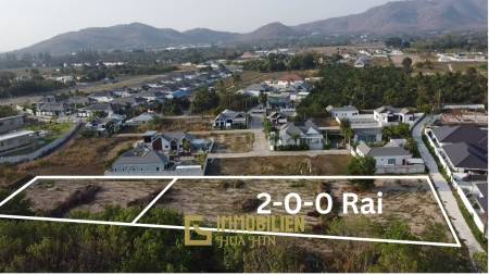 Земельный участок площадью 3200 кв. м / прямоугольной формы / с подъездом с улицы.