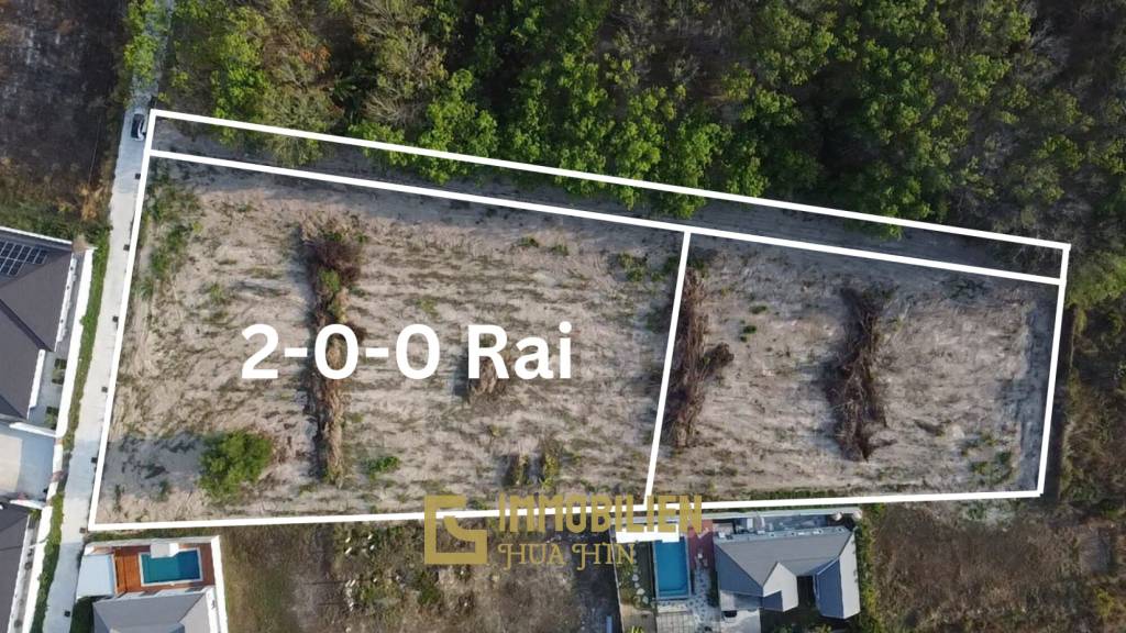 Земельный участок площадью 3200 кв. м / прямоугольной формы / с подъездом с улицы.