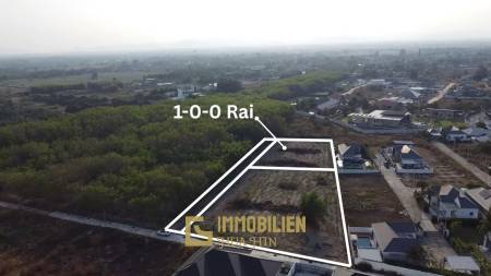 Земельный участок площадью 1600 кв. м / расчищен / удачное местоположение