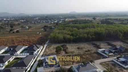 Земельный участок площадью 1600 кв. м / расчищен / удачное местоположение