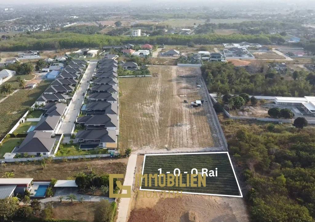 Земельный участок площадью 1600 кв. м / расчищен / удачное местоположение