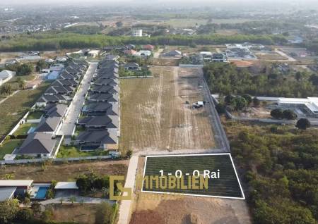 Земельный участок площадью 1600 кв. м / расчищен / удачное местоположение