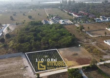 Земельный участок площадью 1600 кв. м / расчищен / удачное местоположение