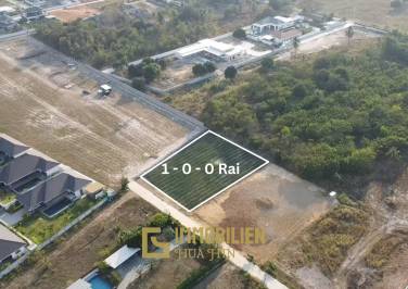 Земельный участок площадью 1600 кв. м / расчищен / удачное местоположение