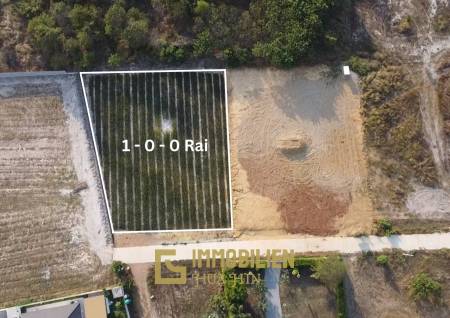 Земельный участок площадью 1600 кв. м / расчищен / удачное местоположение