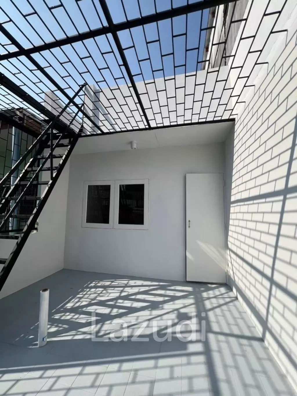 4 bedroom 4 bathroom with a roof top terrace 250 sqm Townhouse in Charoen Nakhon