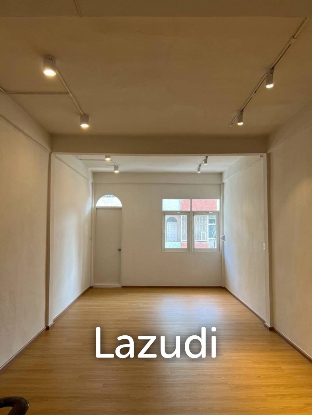 4 bedroom 4 bathroom with a roof top terrace 250 sqm Townhouse in Charoen Nakhon