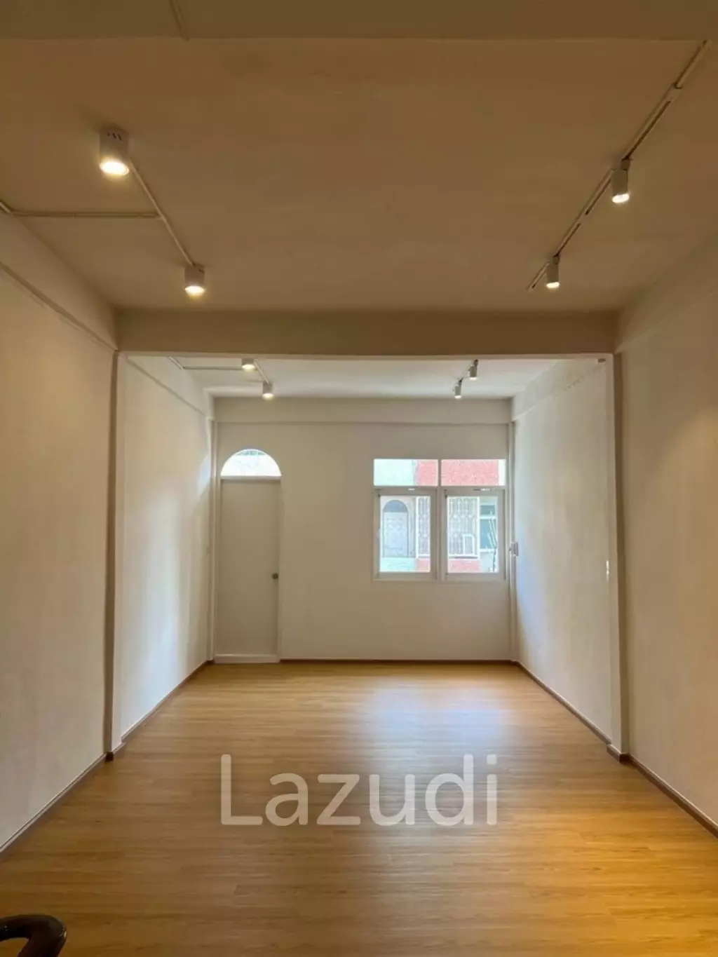 4 bedroom 4 bathroom with a roof top terrace 250 sqm Townhouse in Charoen Nakhon