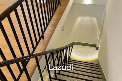 4 bedroom 4 bathroom with a roof top terrace 250 sqm Townhouse in Charoen Nakhon