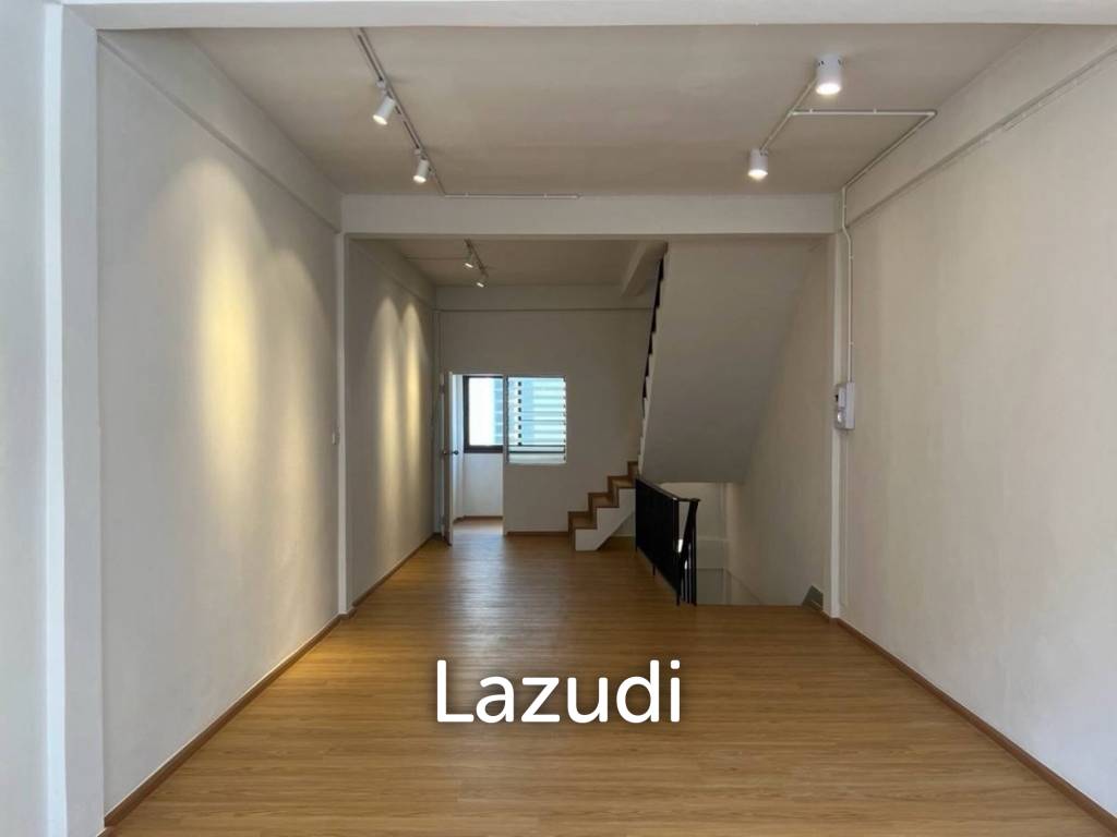 4 bedroom 4 bathroom with a roof top terrace 250 sqm Townhouse in Charoen Nakhon
