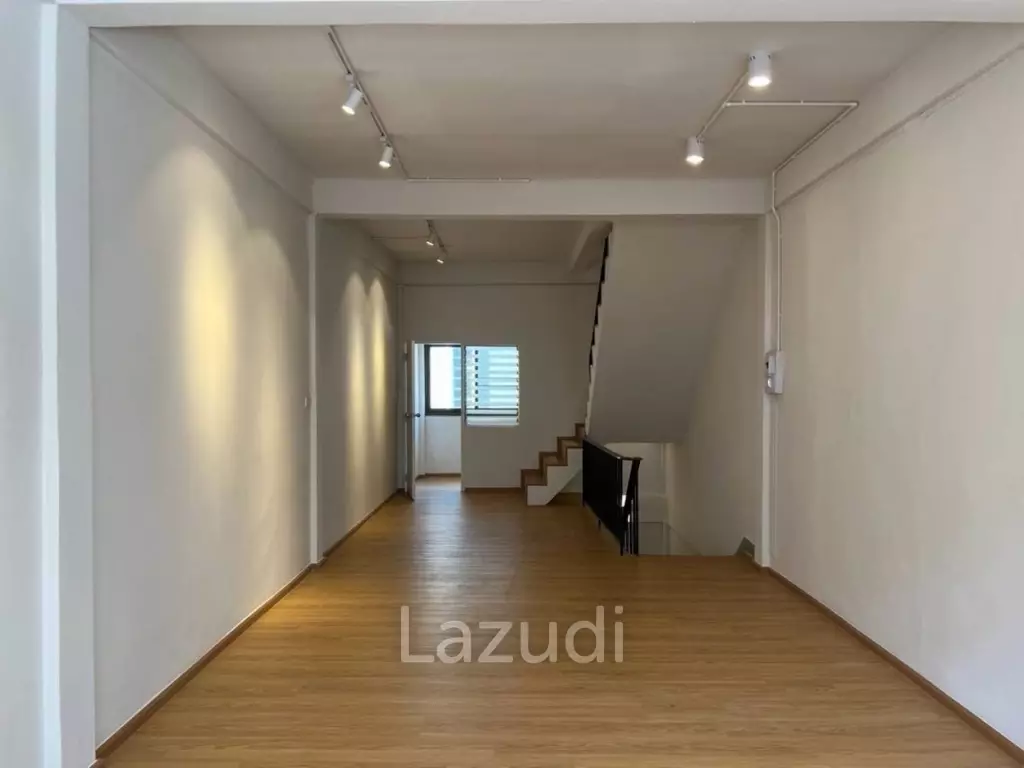 4 bedroom 4 bathroom with a roof top terrace 250 sqm Townhouse in Charoen Nakhon