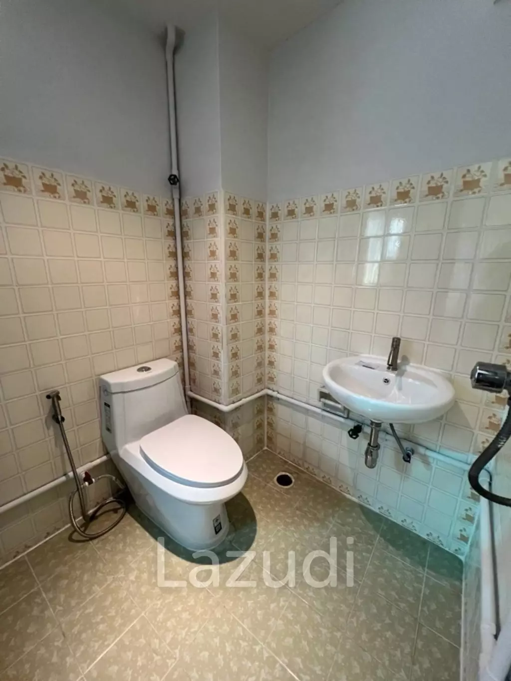 4 bedroom 4 bathroom with a roof top terrace 250 sqm Townhouse in Charoen Nakhon