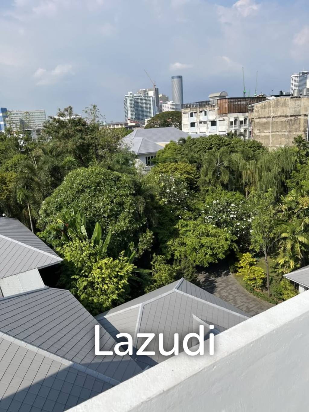 4 bedroom 4 bathroom with a roof top terrace 250 sqm Townhouse in Charoen Nakhon