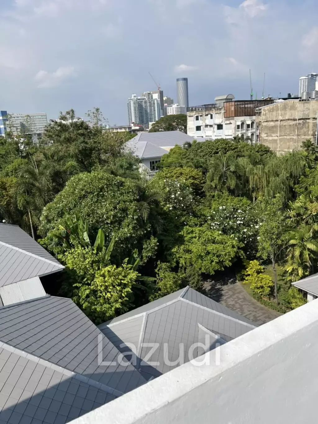4 bedroom 4 bathroom with a roof top terrace 250 sqm Townhouse in Charoen Nakhon