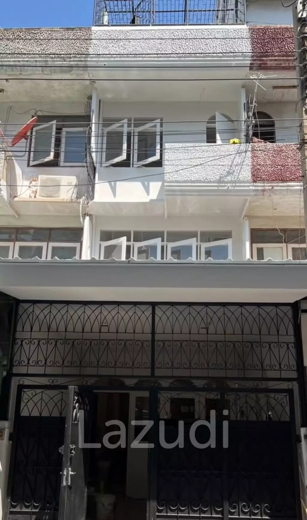 4 bedroom 4 bathroom with a roof top terrace 250 sqm Townhouse in Charoen Nakhon