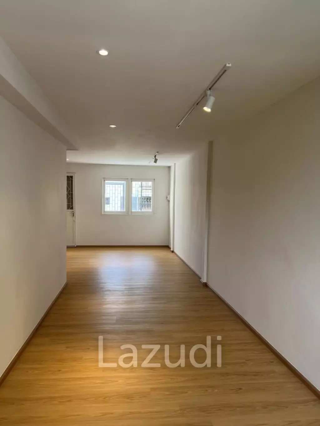 4 bedroom 4 bathroom with a roof top terrace 250 sqm Townhouse in Charoen Nakhon