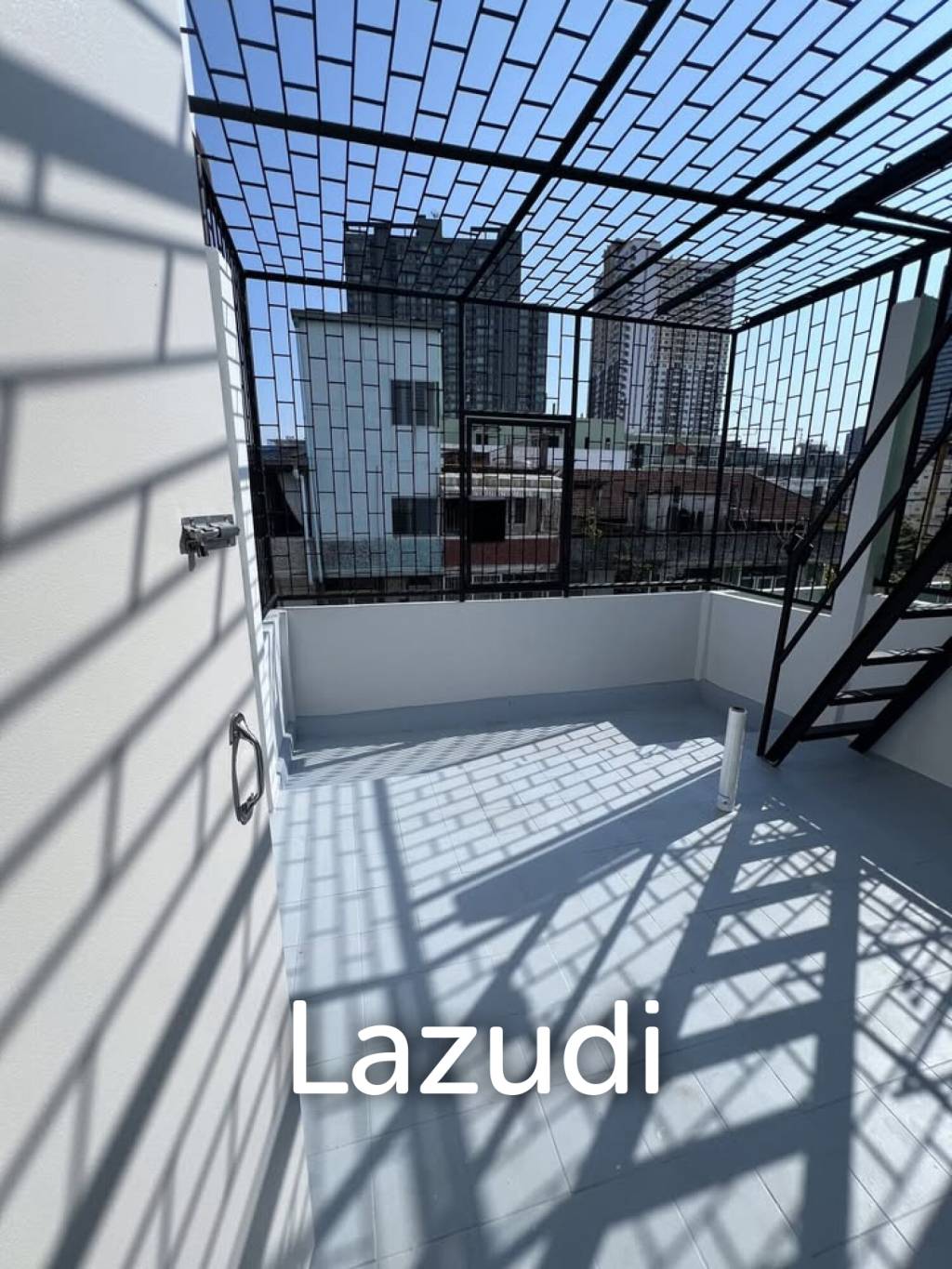 4 bedroom 4 bathroom with a roof top terrace 250 sqm Townhouse in Charoen Nakhon