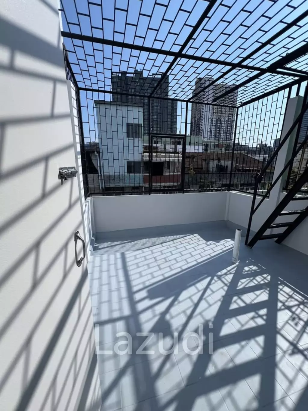 4 bedroom 4 bathroom with a roof top terrace 250 sqm Townhouse in Charoen Nakhon