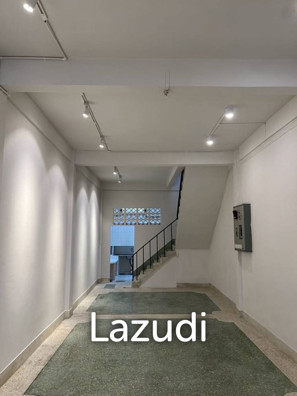4 bedroom 4 bathroom with a roof top terrace 250 sqm Townhouse in Charoen Nakhon