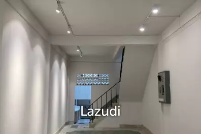 4 bedroom 4 bathroom with a roof top terrace 250 sqm Townhouse in Charoen Nakhon