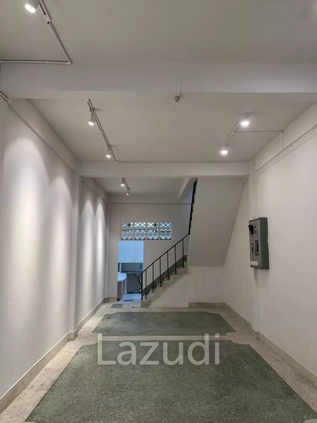 4 bedroom 4 bathroom with a roof top terrace 250 sqm Townhouse in Charoen Nakhon