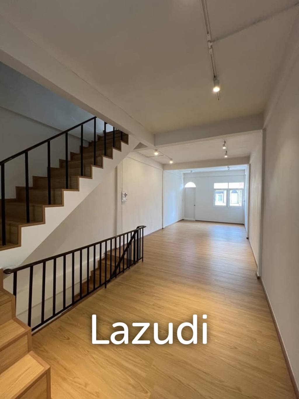 4 bedroom 4 bathroom with a roof top terrace 250 sqm Townhouse in Charoen Nakhon