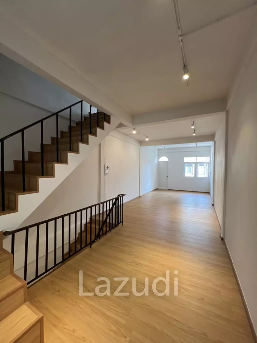 4 bedroom 4 bathroom with a roof top terrace 250 sqm Townhouse in Charoen Nakhon