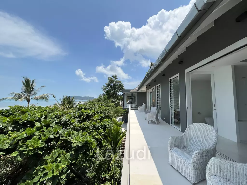 Incredible 6-Bed Waterfront Villa with 96m of Ocean-Frontage