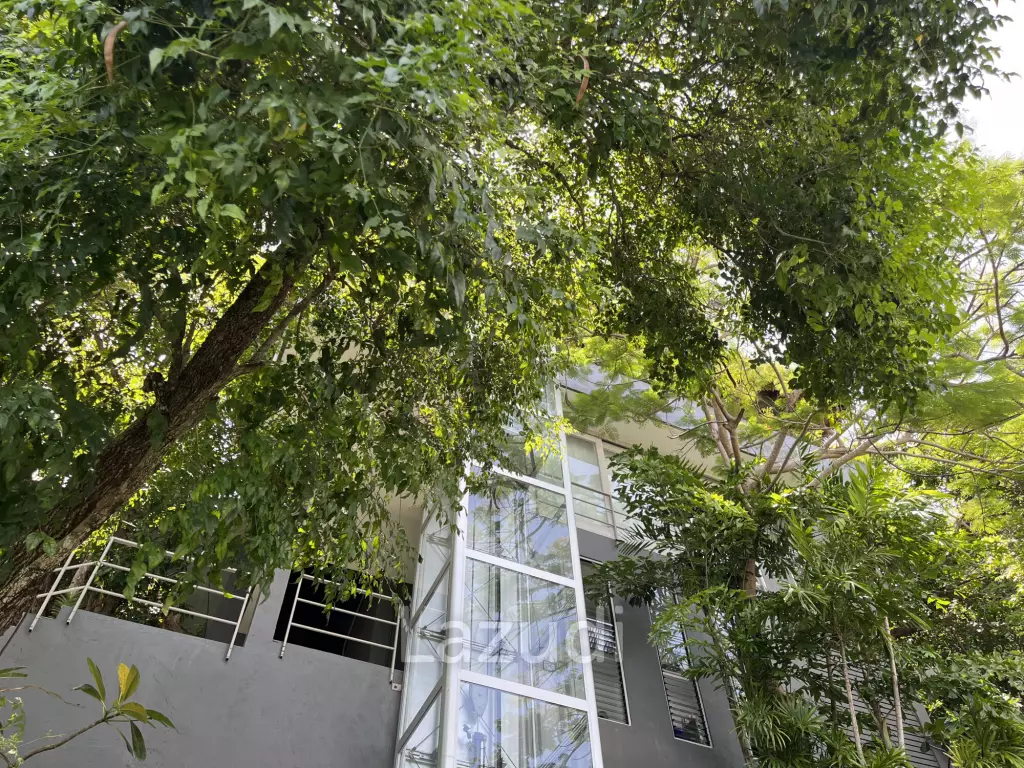 Incredible 6-Bed Waterfront Villa with 96m of Ocean-Frontage