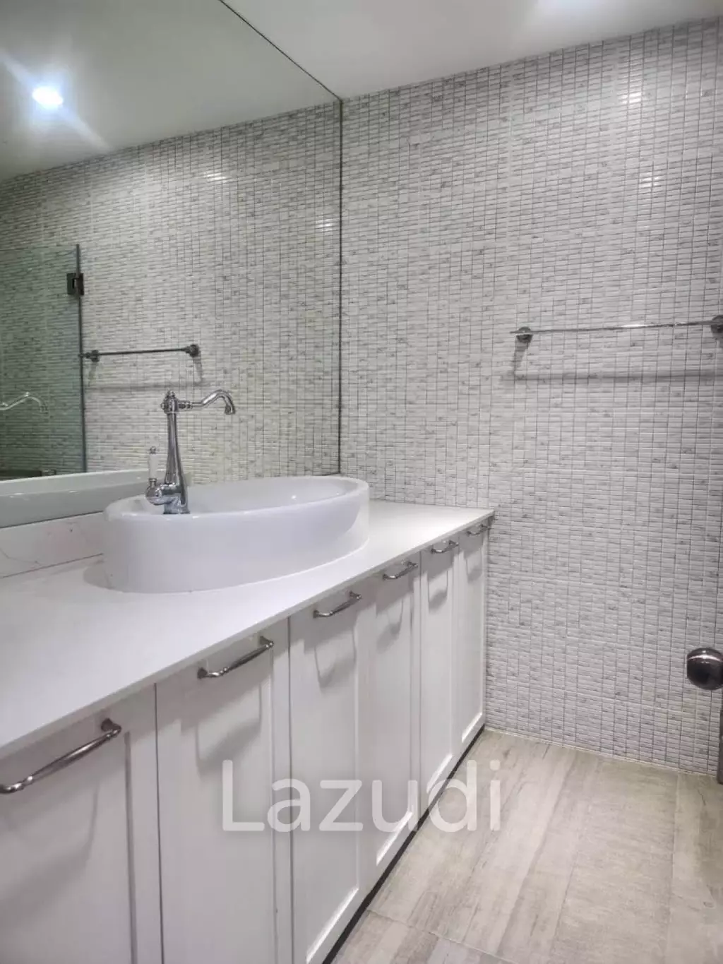 400 sqm townhouse in Chong Nonsi Yan Nawa with pool access
