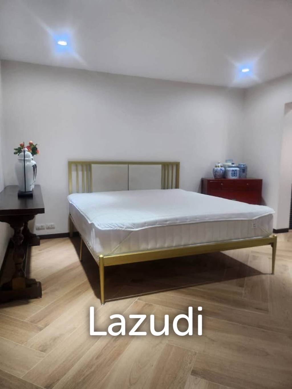 400 sqm townhouse in Chong Nonsi Yan Nawa with pool access