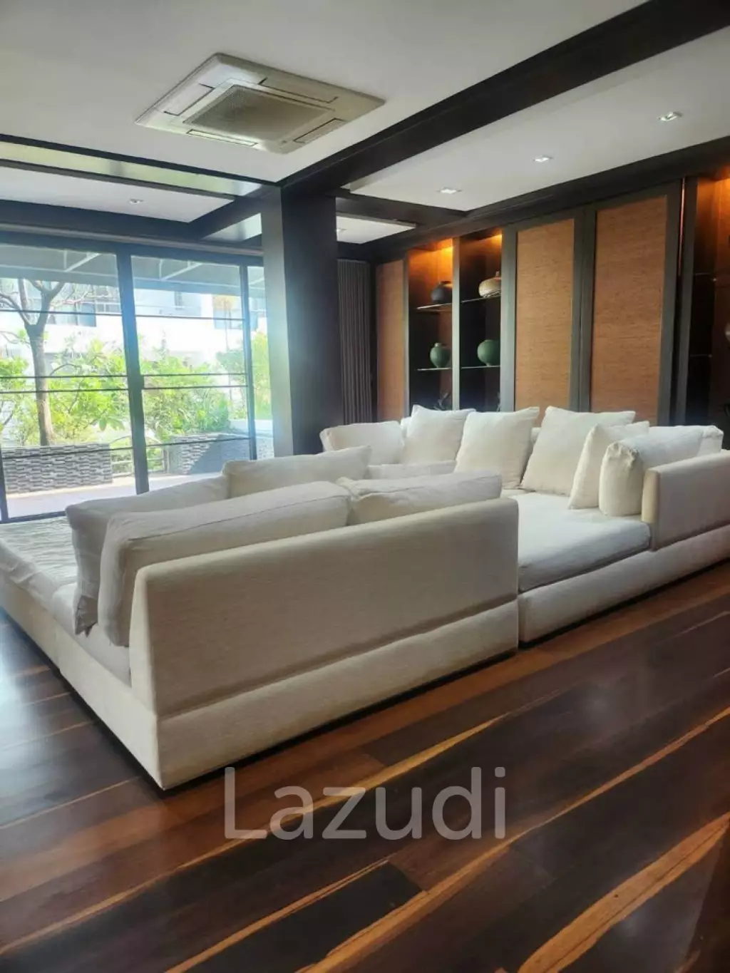 400 sqm townhouse in Chong Nonsi Yan Nawa with pool access