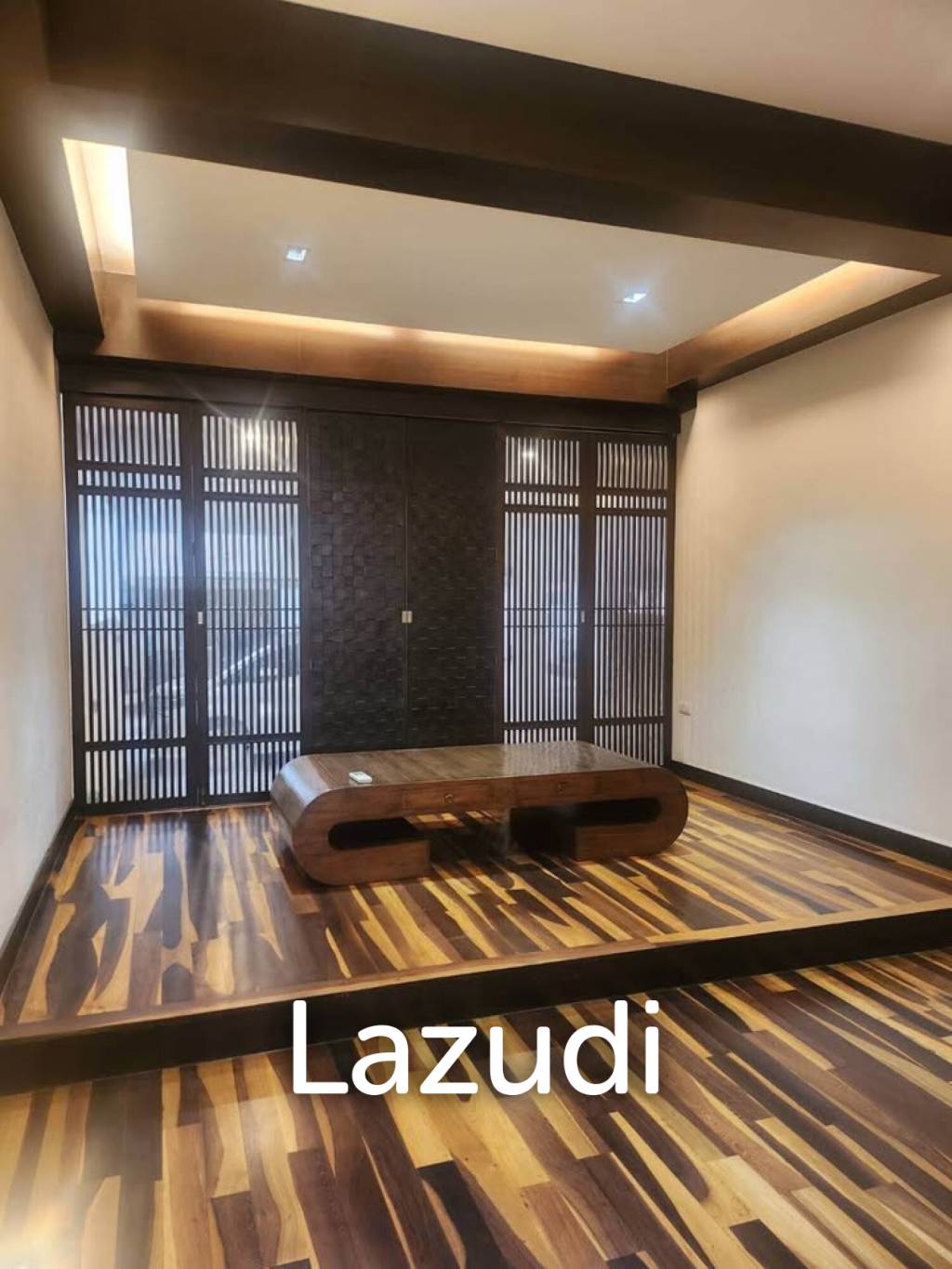 400 sqm townhouse in Chong Nonsi Yan Nawa with pool access