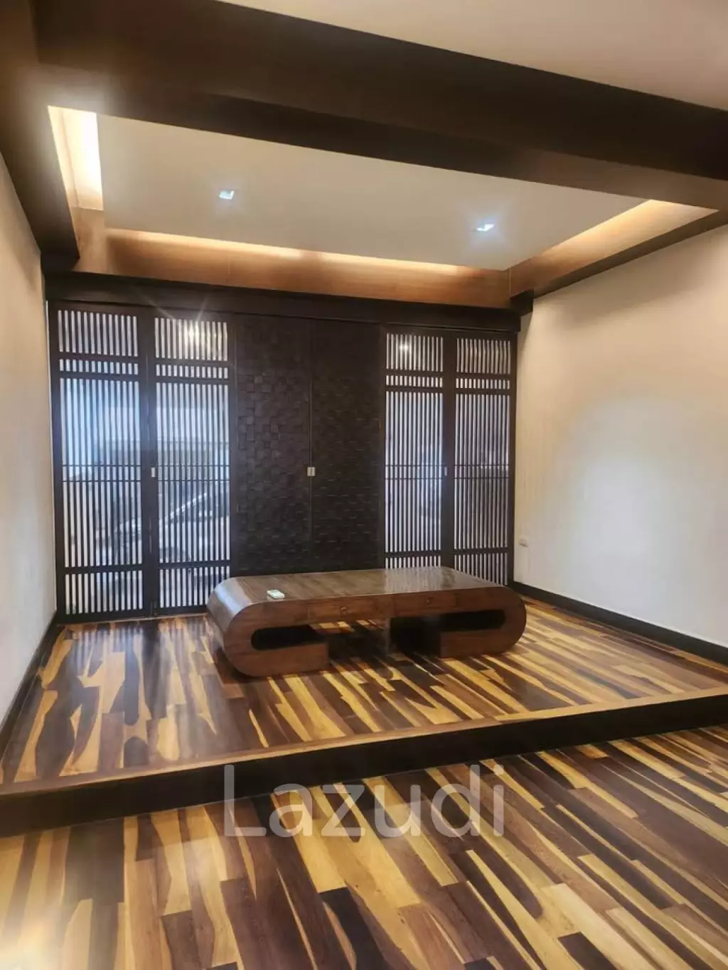 400 sqm townhouse in Chong Nonsi Yan Nawa with pool access