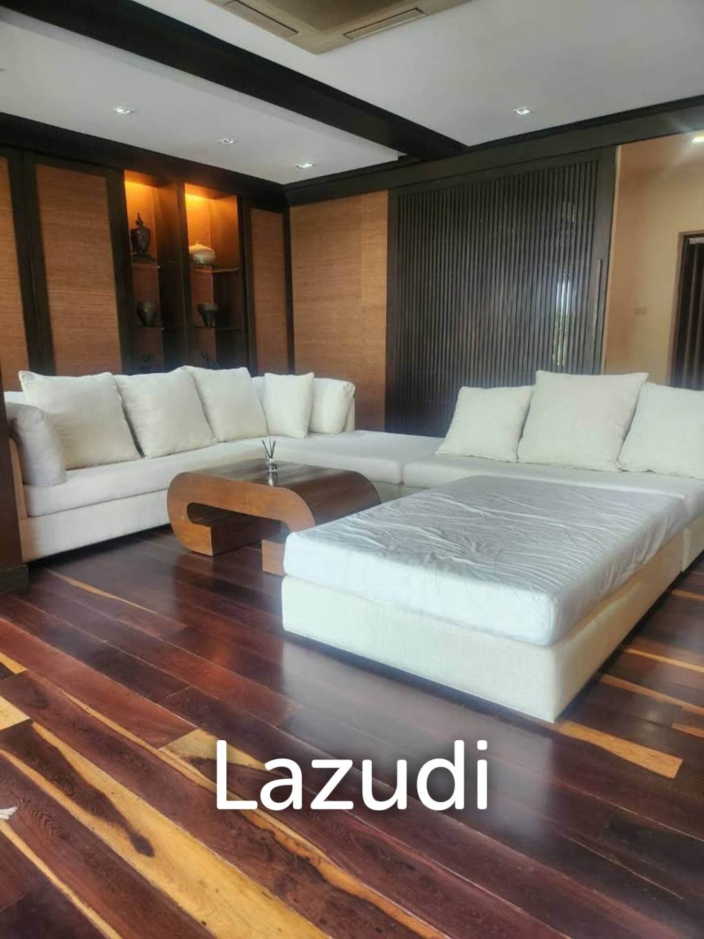 400 sqm townhouse in Chong Nonsi Yan Nawa with pool access